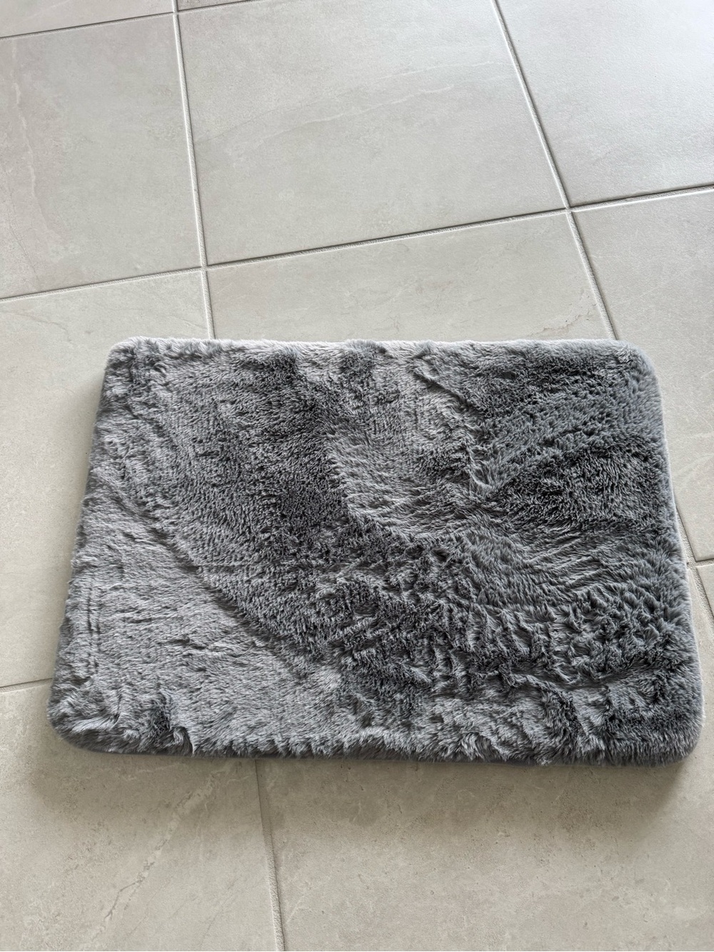 Plush Gray Bath Mat - Soft Microfiber Bathroom Rug